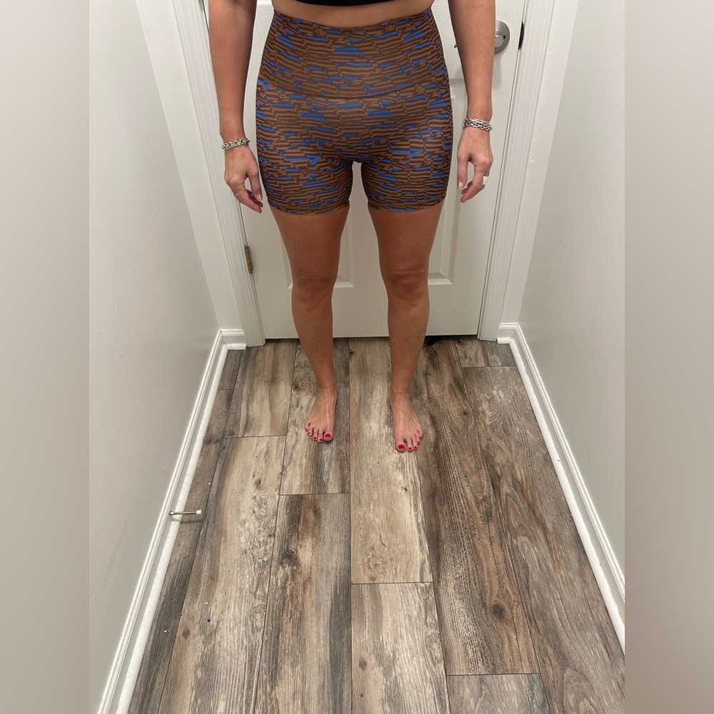 Aerie offline brown shorts. BRAND NEW WITH TAGS MULTIPLE SIZES
XS
S